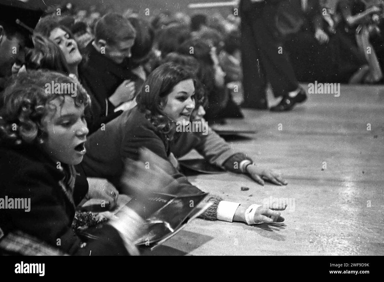 Les fans cherchent des jelly beans après le concert des Beatles à Washington le 11 février 1964 réagissent à la performance des Beatles. Photo de Dennis Brack Banque D'Images