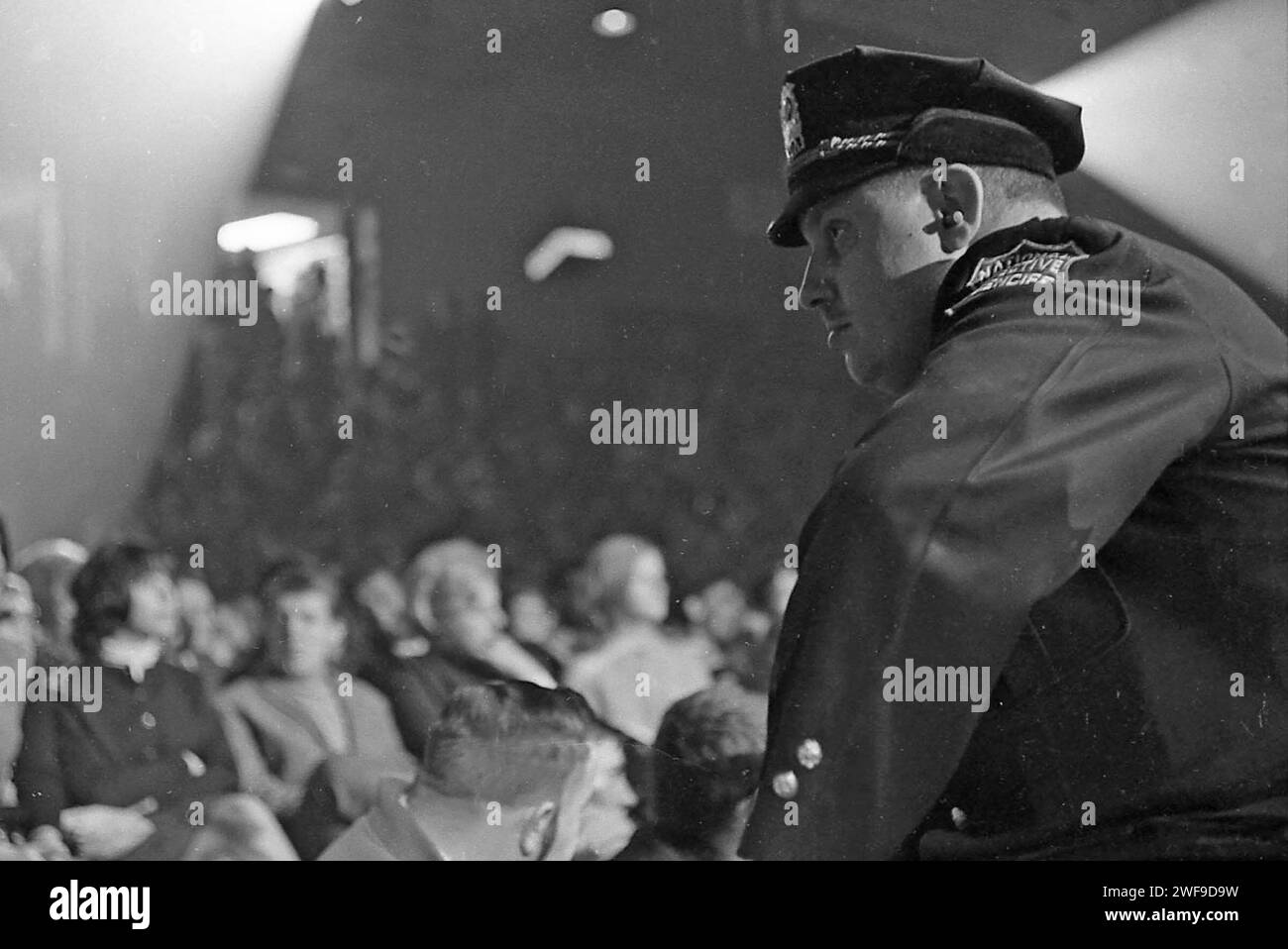 Un gardien a placé des balles dans ses oreilles pour atténuer le bruit au concert des Beatles à Washington le 11 février 1964 réagir à la performance des Beatles. Photo de Dennis Brack Banque D'Images