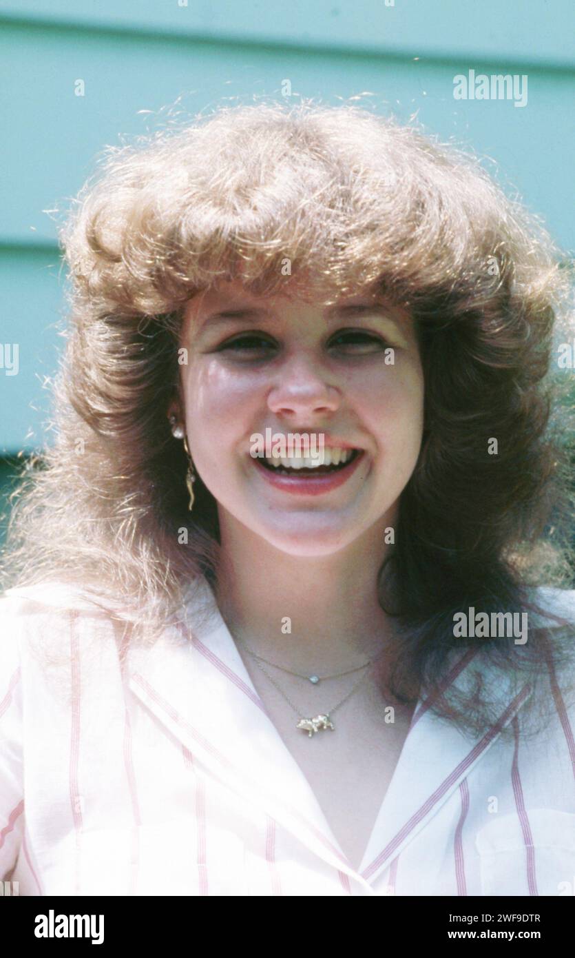 Linda Blair est une actrice américaine, connue pour son travail dans le genre de l'horreur, vue ici souriant grand, portant un chemisier rayé rose et blanc et un collier doré, cheveux vers le bas et bouclés, années 1970 Photo : Collection Oscar Abolafia/Everett (lindablair016) Banque D'Images