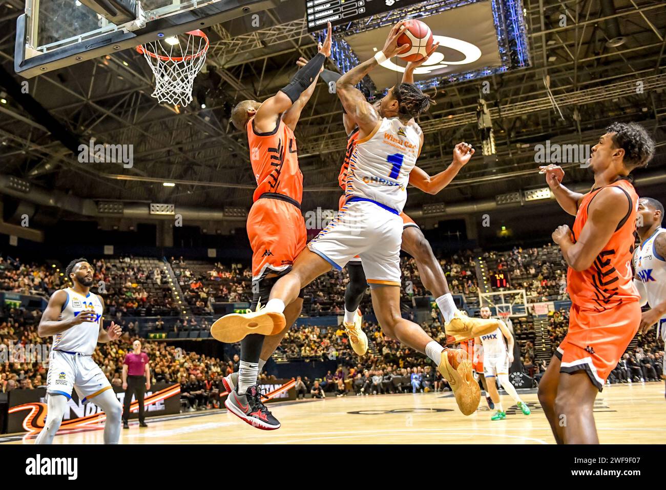 CAM Christon attaquant de Chester Phoenix Men et Jordan Taylor Guard de London Lions Men lors de la finale du trophée BBL à l'Utilita Arena, Birmingham, Royaume-Uni, le 28 janvier 2024. Photo de Phil Hutchinson. Usage éditorial uniquement, licence requise pour un usage commercial. Aucune utilisation dans les Paris, les jeux ou les publications d'un seul club/ligue/joueur. Crédit : UK Sports pics Ltd/Alamy Live News Banque D'Images