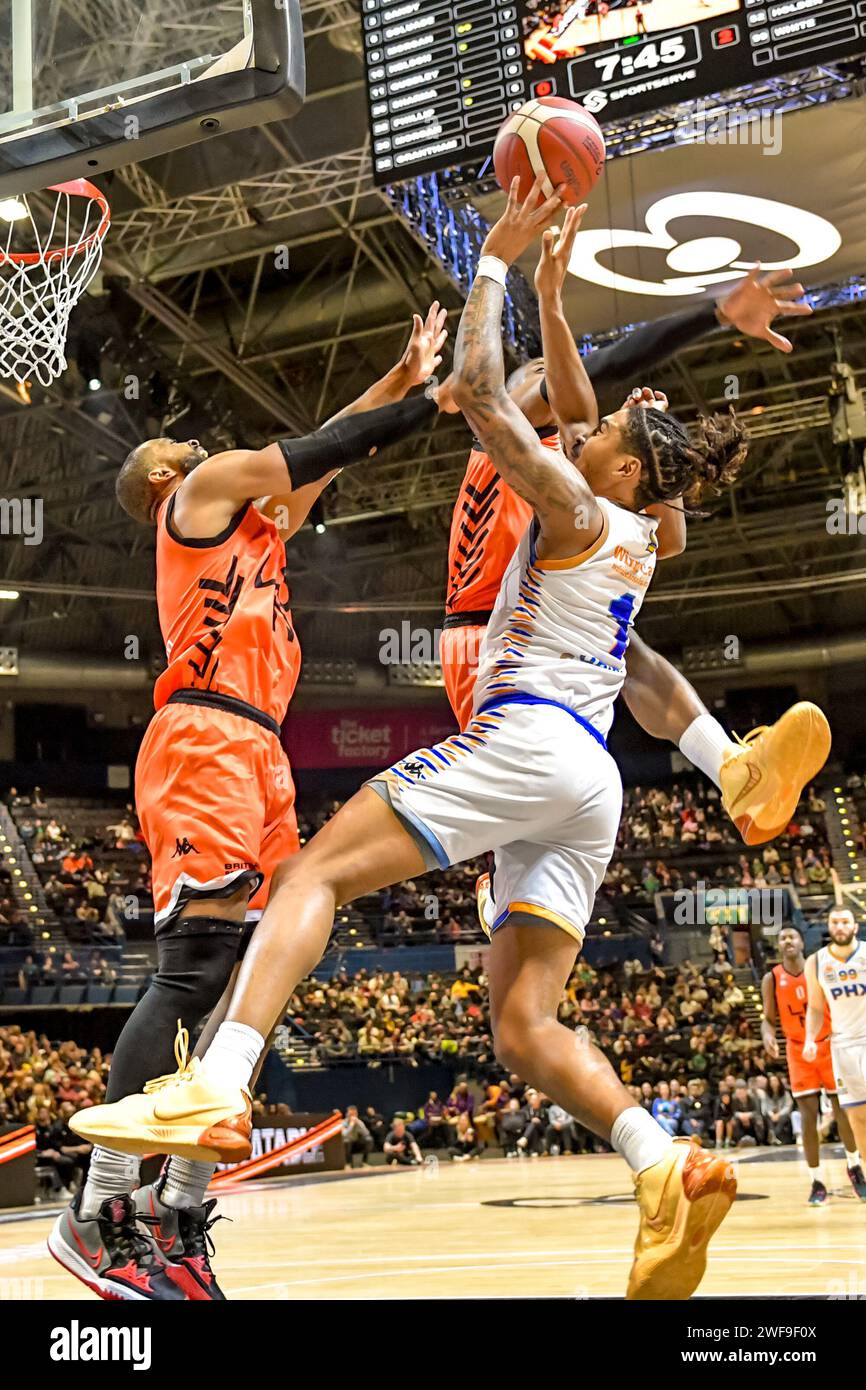 CAM Christon attaquant de Chester Phoenix Men et Jordan Taylor Guard de London Lions Men lors de la finale du trophée BBL à l'Utilita Arena, Birmingham, Royaume-Uni, le 28 janvier 2024. Photo de Phil Hutchinson. Usage éditorial uniquement, licence requise pour un usage commercial. Aucune utilisation dans les Paris, les jeux ou les publications d'un seul club/ligue/joueur. Crédit : UK Sports pics Ltd/Alamy Live News Banque D'Images