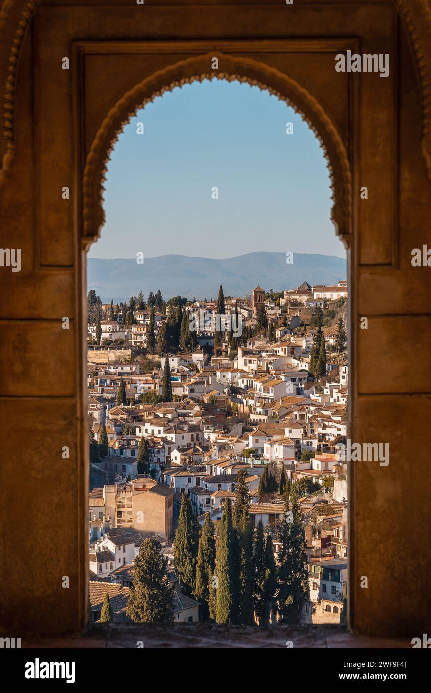 Une vue de la vieille ville de Grenade à l'intérieur d'une arche de l'Alhambra, Espagne Banque D'Images