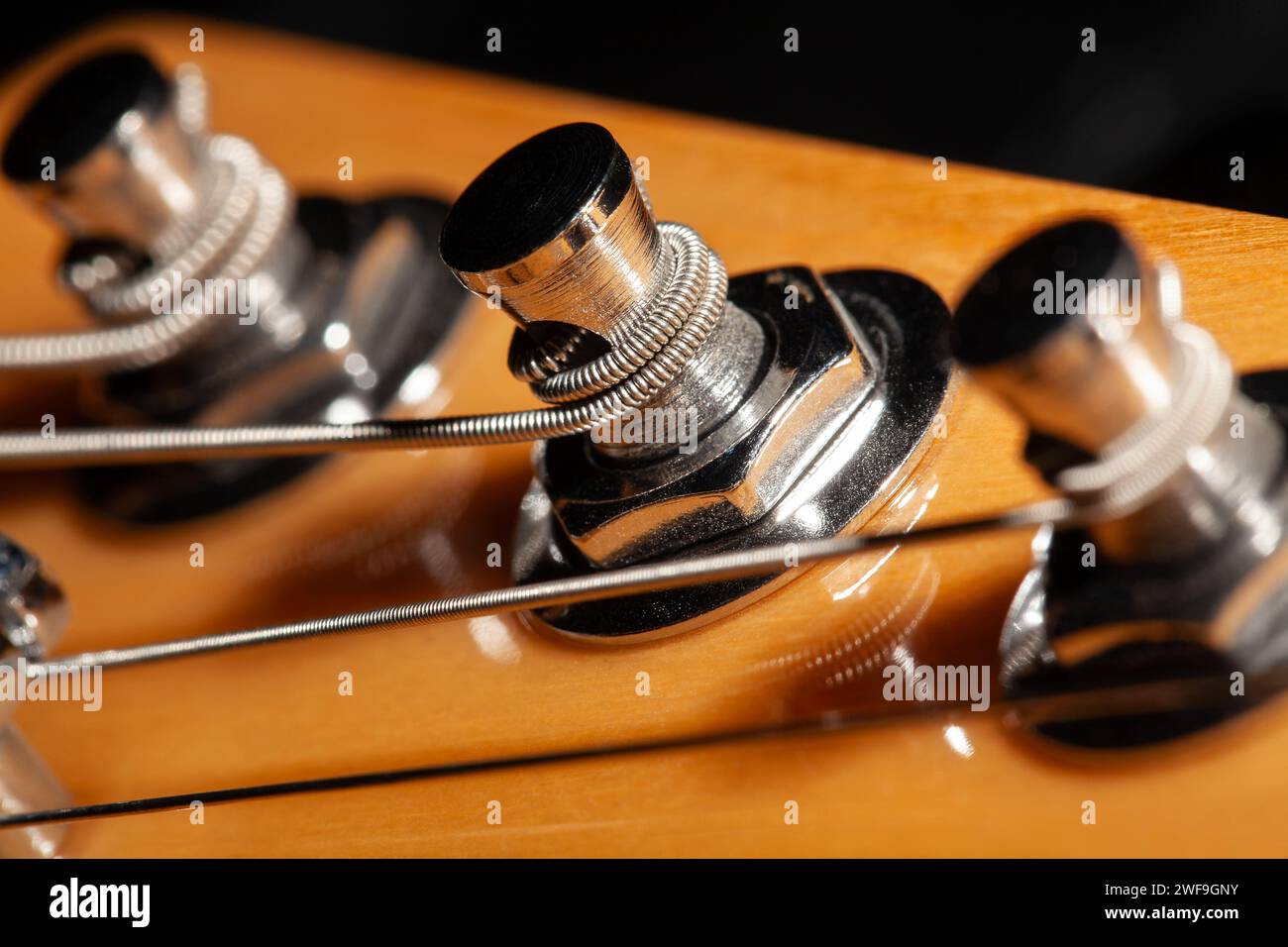 gros plan d'accordage de la tête de guitare après macro Banque D'Images