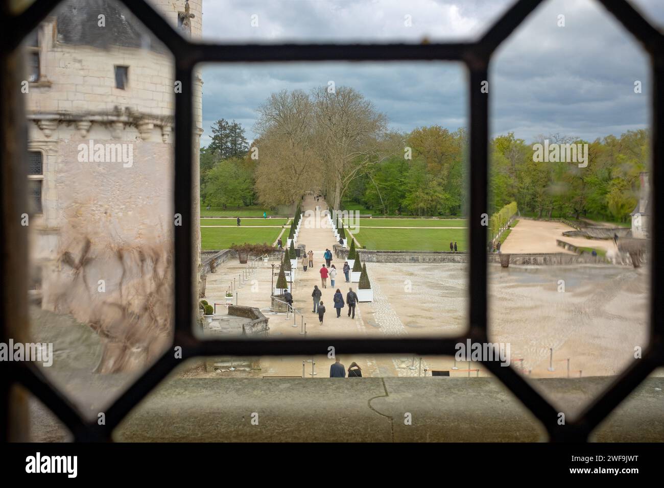 Chenonceau, France - 15 avril 2023 : une allée de jardin vue du château de Chenonceau, prise par un jour nuageux de printemps. Banque D'Images