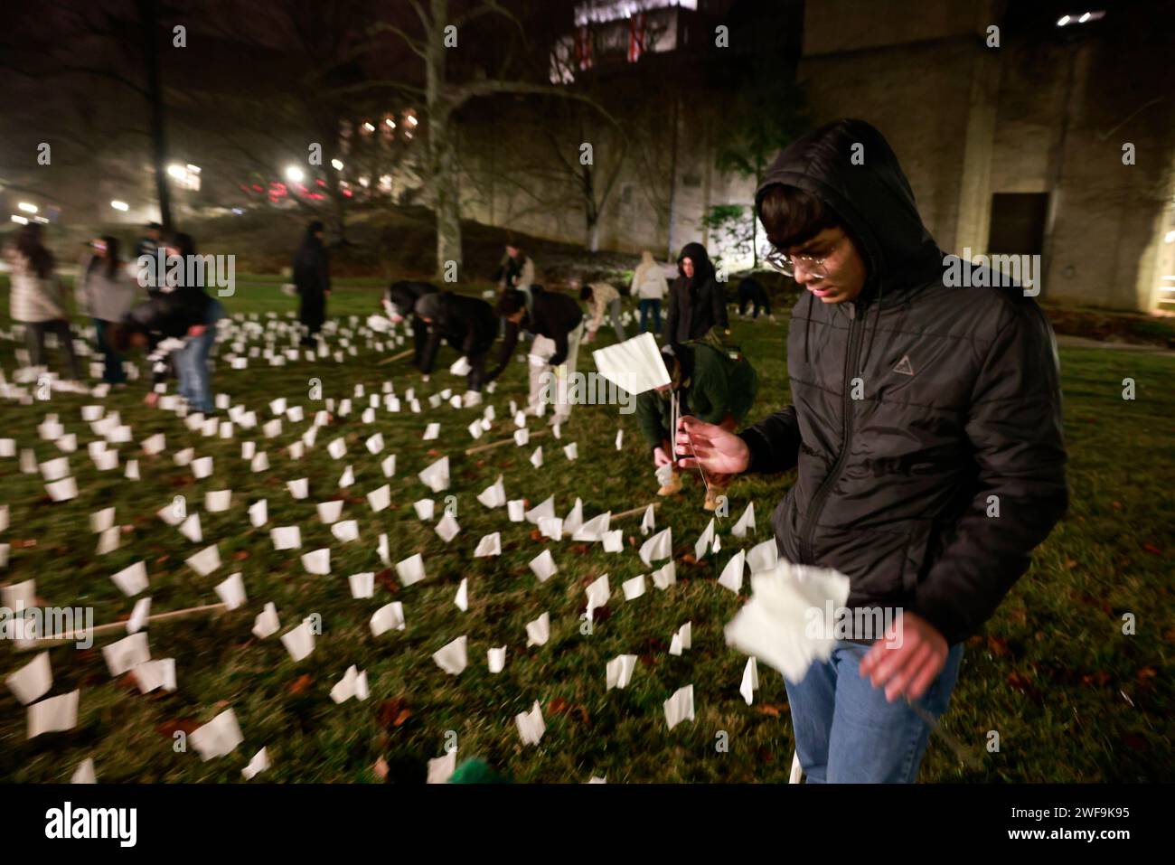 Bloomington, États-Unis. 28 janvier 2024. BLOOMINGTON, INDIANA - 28 JANVIER : les étudiants de l'Université de l'Indiana et les membres de la communauté de Bloomington placent plus de 10 mille drapeaux à Dunn Meadow pour protester contre le meurtre d'enfants de Gaza pendant la guerre Israël-Hama le 28 janvier 2024 à Bloomington, Indiana. La manifestation a été organisée par le Comité de solidarité de Palestine, un groupe d'étudiants sur le campus, qui a été ciblé par Jim Banks, un sénateur républicain de l'Indiana. ( Crédit : Jeremy Hogan/Alamy Live News Banque D'Images