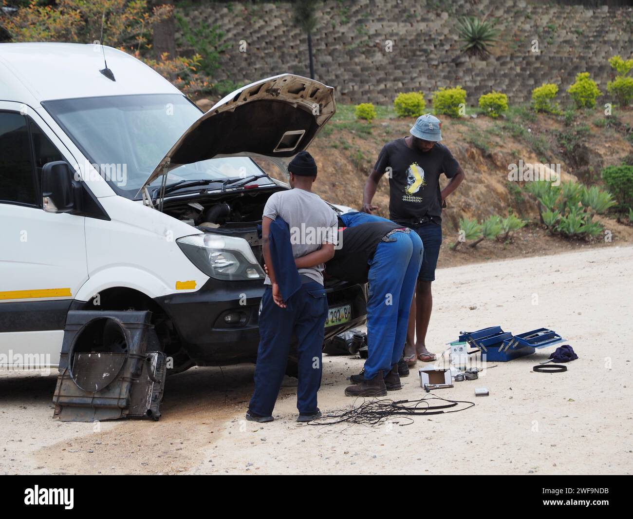 Une scène typique en Afrique, la réparation de véhicules routiers. Ce van est en cours de réparation près de Piggs Peak, eSwatini. Banque D'Images