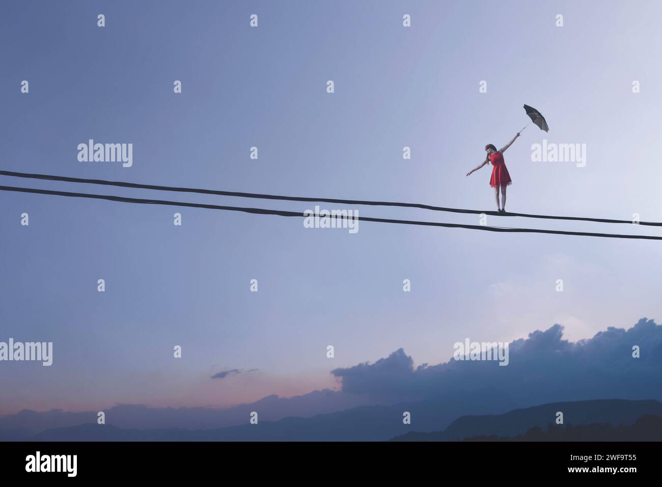 Femme surréaliste marchant avec son parapluie sur des fils de lumière au-dessus du ciel, concept abstrait Banque D'Images
