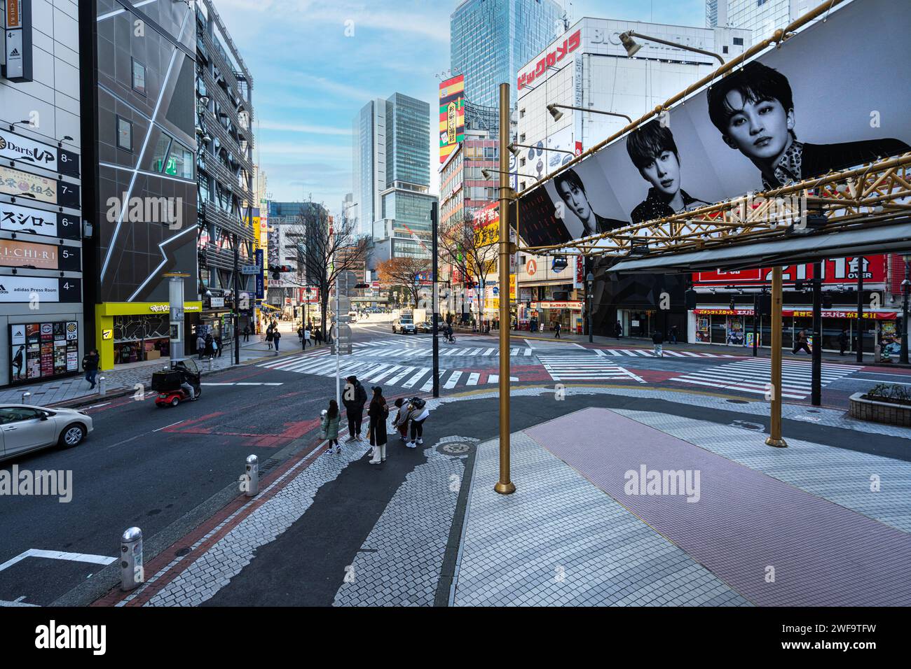 Tokyio, Japon. 9 janvier 2024. une intersection routière avec des passages pour piétons dans le centre-ville Banque D'Images