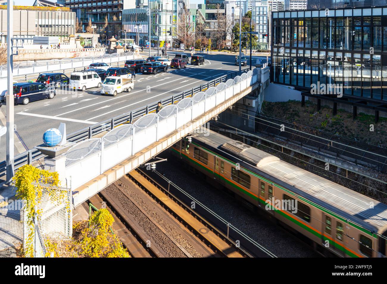 Tokyo, Japon. 8 janvier 2024. un train traverse une section de métro dans le centre-ville Banque D'Images