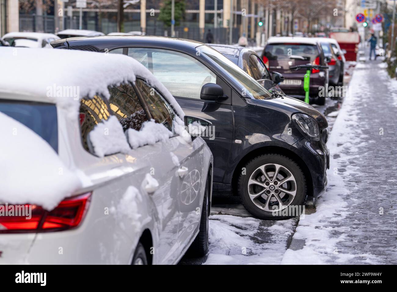 Hiver dans la ville, la petite voiture Smart a utilisé un espace de stationnement minuscule pour se garer sur le côté, dans le centre-ville de Francfort, Hesse, Allemagne Banque D'Images