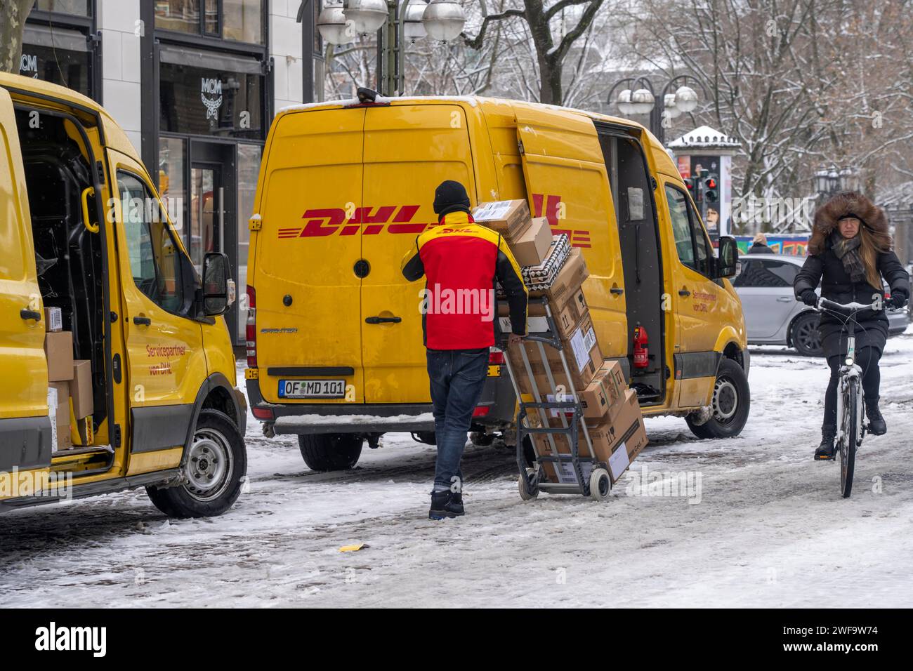Hiver à Francfort, véhicules de livraison DHL, service de colis, dans le quartier bancaire, Hesse, Allemagne Banque D'Images
