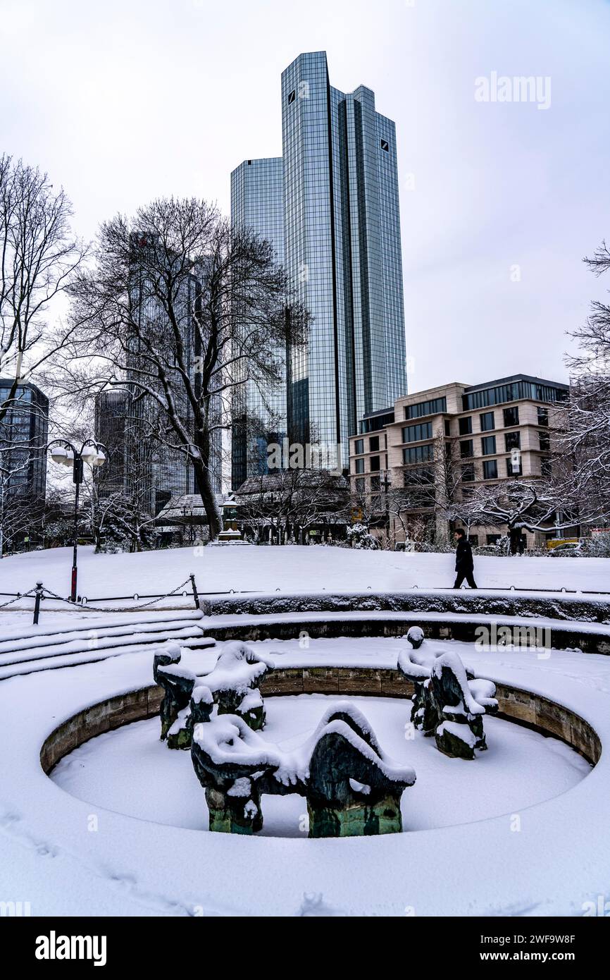 Hiver dans la ville, bâtiment Deutsche Bank, fontaine Marshall, Sparkasse, bâtiment Trianon Frankfurt, Bergmann Park, Francfort-sur-le-main, Hesse, Allemagne Banque D'Images