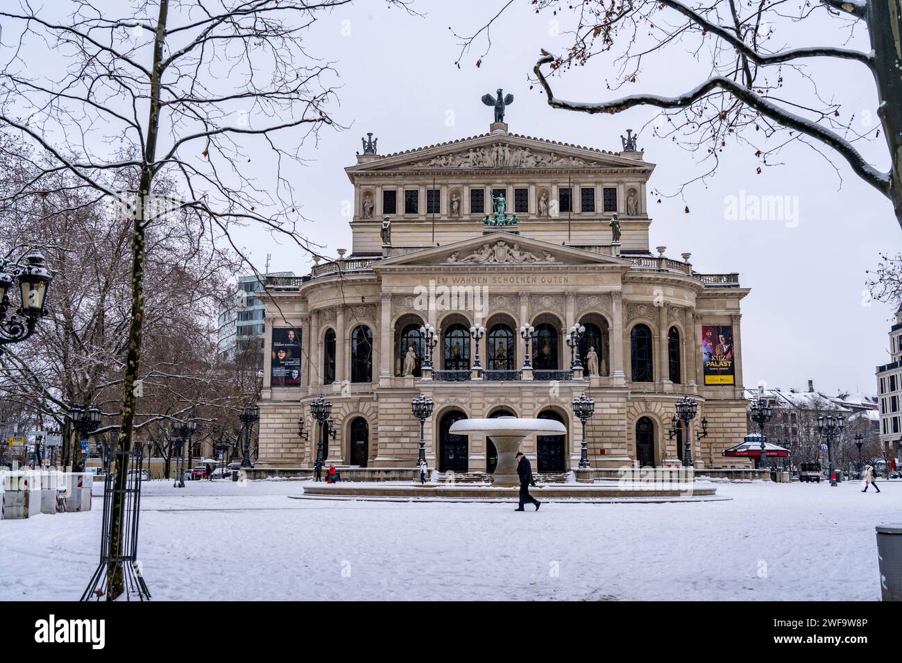 Hiver dans la ville, Alte Oper, Opéra, Fontaine Lucas, Francfort-sur-le-main, Hesse, Allemagne Banque D'Images