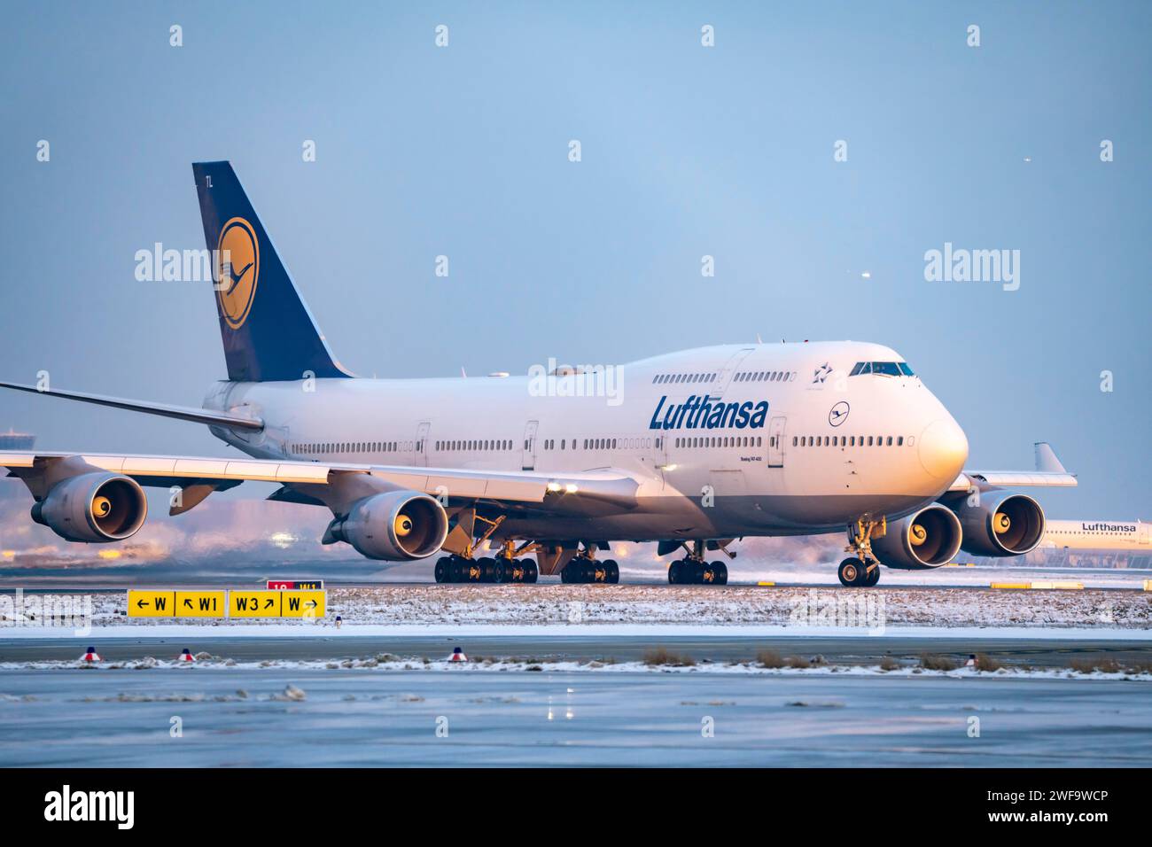 Lufthansa Boeing 747-8, sur la voie de circulation vers la piste Ouest, Frankfurt FRA Airport, Fraport, en hiver, Hesse, Allemagne Banque D'Images