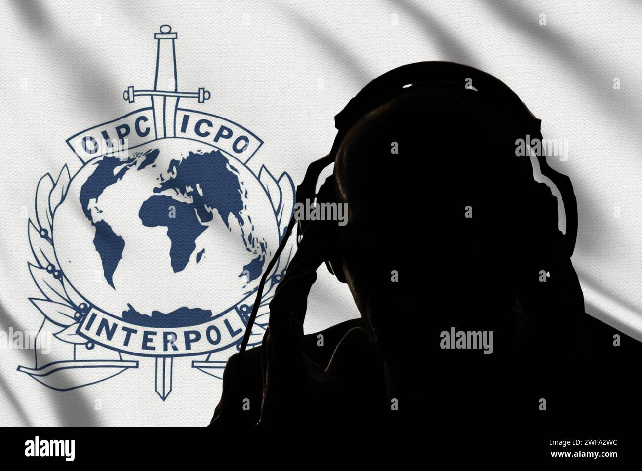 Silhouette sombre d'un agent secret interpol sur le fond du drapeau des services secrets, écoutant des conversations, espion et agent spécial Banque D'Images