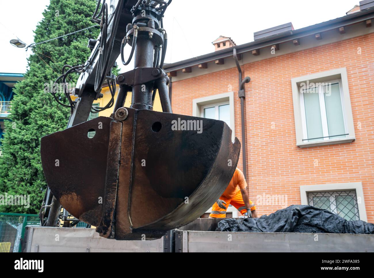 Image en gros plan de déversement d'asphalte par et excavatrice Banque D'Images