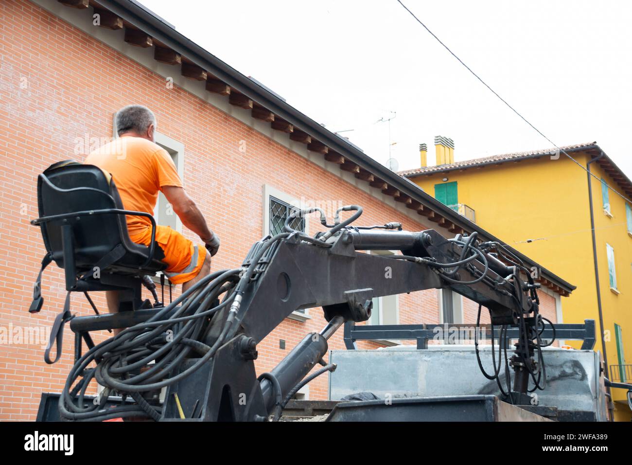 Opérateur contrôlant la pelle lors de l'asphaltage dans la zone de construction Banque D'Images