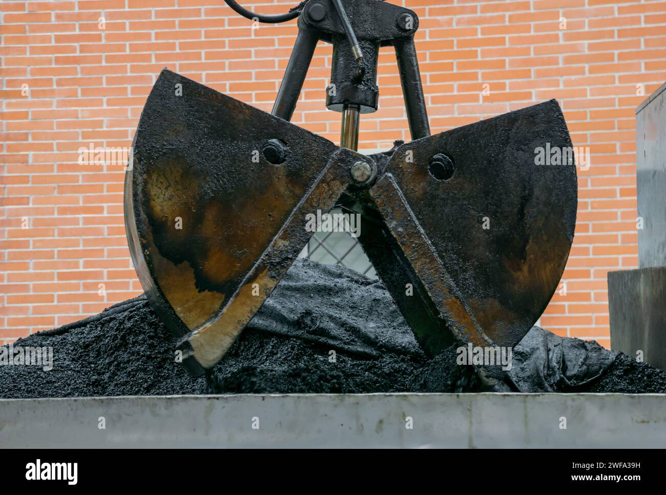 Image en gros plan de déversement d'asphalte par et excavatrice Banque D'Images