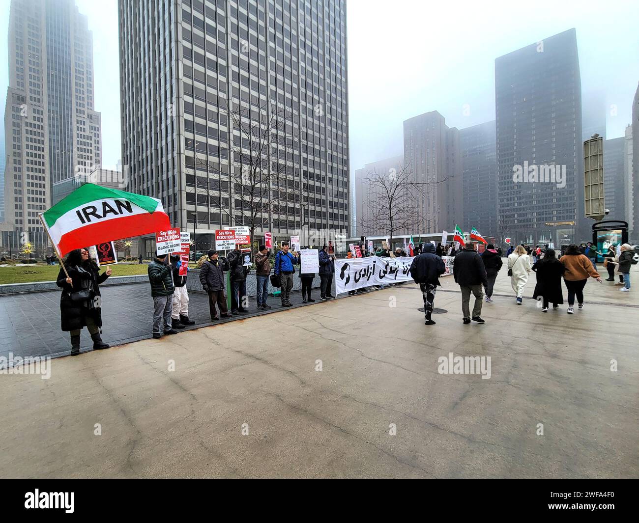 Des activistes iraniens à Chicago se sont rassemblés samedi après-midi en centre-ville pour soutenir le peuple iranien qui lutte pour sa liberté. Banque D'Images