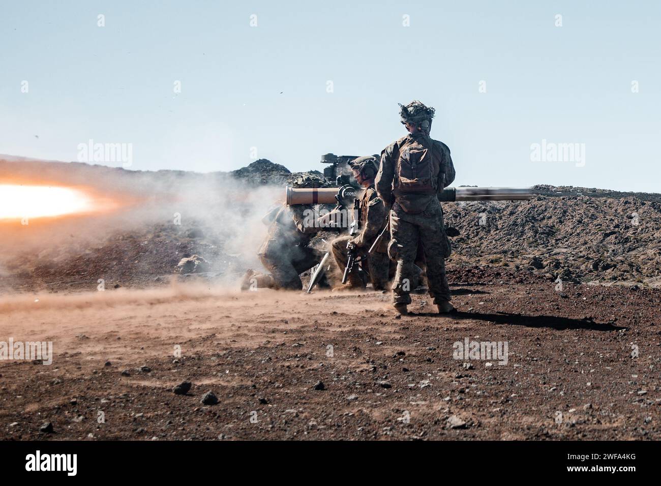Les Marines américains avec la 3e équipe de combat littoral, le 3e régiment de Marine littoral, la 3e division des Marines, font exploser un missile TOW à partir d'un système de sabre M41 A7 au cours de l'exercice Bougainville III à la zone d'entraînement de Pohakuloa, le 25 janvier 2024. Bougainville III est un exercice de tir réel du 3e LCT axé sur des opérations décentralisées pour préparer le bataillon à commander et contrôler les forces à partir de sites dispersés. (Photo du corps des Marines des États-Unis par le sergent Grace Gerlach) Banque D'Images