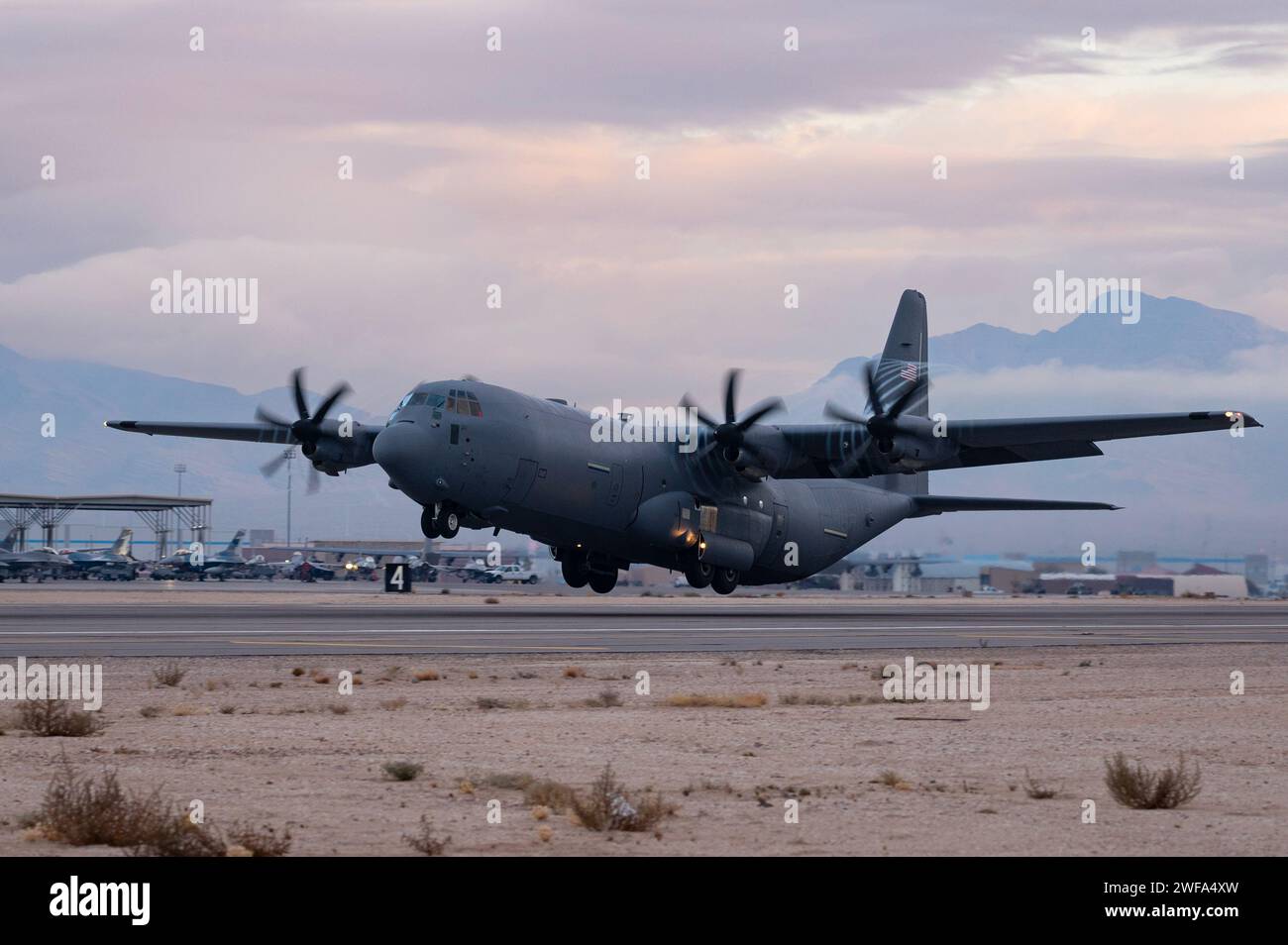 Un C-130J décolle à l'appui du Bamboo Eagle 24-1 à la base aérienne de Nellis, Nevada, le 25 janvier 2024. Bamboo Eagle est un exercice de vol en direct dirigé par le United States Air Force Warfare Center conçu pour fournir un environnement où une base aérienne expéditionnaire peut exercer et certifier des éléments de force dans la phase appropriée de génération de force aérienne (AFFORGEN). Banque D'Images