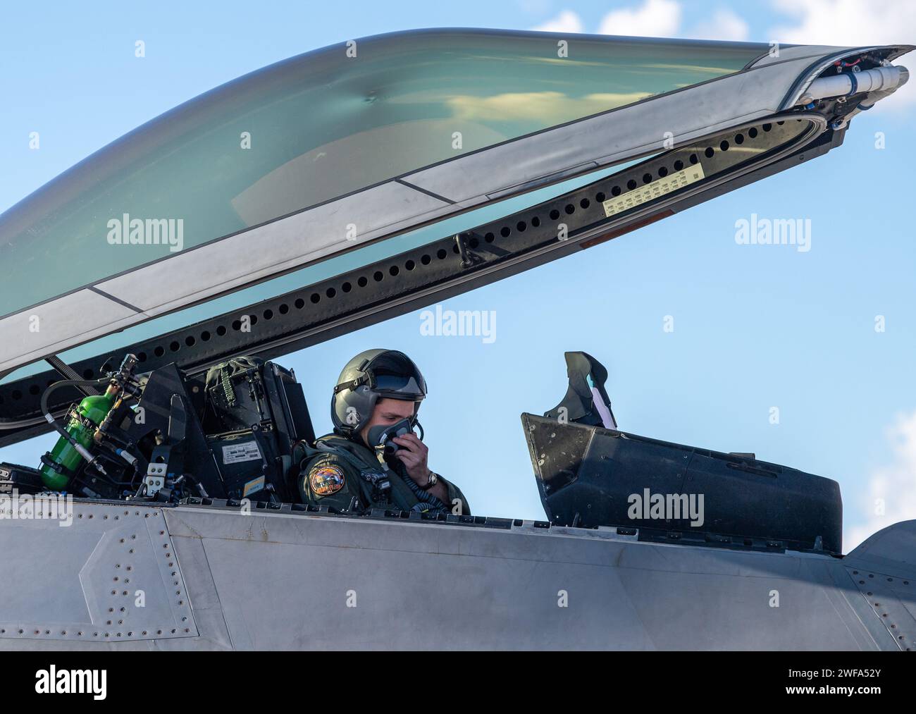 Le 1e lieutenant Jake Heydinger de l'US Air Force, pilote du 525e escadron de chasse expéditionnaire de la base interarmées Elmendorf-Richardson, Alaska, se prépare pour le vol en appui à l'exercice Bamboo Eagle 24-1 à la base aérienne de Nellis, Nevada, le 25 janvier 2024. Environ 3 000 militaires américains répartis dans quatre succursales sont censés piloter, entretenir et soutenir plus de 150 avions provenant de 24 unités réparties dans plus de 10 emplacements lors de Bamboo Eagle, un exercice du centre de guerre de l'armée de l'air américaine exécuté pendant ce qui serait généralement la troisième semaine de Red Flag 24-1. (Photo de l'US Air Force par Tech. Sergent Curt Beach) Banque D'Images