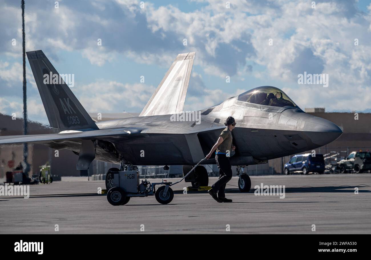 Un aviateur de l'US Air Force affecté au 525th Expeditionary Fighter Generation Squadron, joint base Elmendorf-Richardson, Alaska, termine la maintenance d'un F-22 Raptor affecté au 525th Expeditionary Fighter Squadron en soutien à l'exercice Bamboo Eagle 24-1 à la base aérienne de Nellis, Nevada, le 25 janvier. Environ 2024 3 000 militaires des États-Unis répartis dans quatre succursales devraient piloter, entretenir et soutenir plus de 150 aéronefs provenant de 24 unités réparties dans plus de 10 sites lors de Bamboo Eagle, un exercice du U.S. Air Force Warfare Center exécuté pendant ce qui serait généralement la troisième semaine Banque D'Images