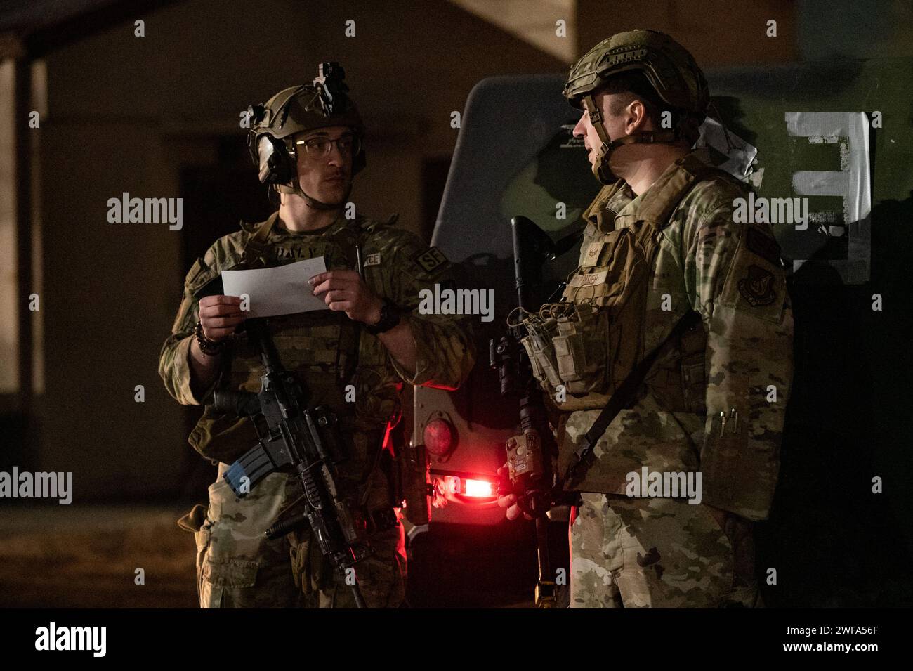 Les aviateurs de l'US Air Force affectés au 51st Security Forces Squadron discutent des procédures protocolaires lors de Beverly Midnight 24-1 à la base aérienne d'Osan, République de Corée, le 30 janvier 2024. Les aviateurs de la 51st Fighter Wing s’entraînent continuellement pour maintenir le haut niveau de préparation à spectre complet requis pour exécuter la mission avec compétence et efficacité. BM24-1 est un entraînement de routine qui teste les capacités militaires dans toute la péninsule, permettant un entraînement combiné et conjoint aux niveaux opérationnel et tactique. (Photo de l'US Air Force par l'aviateur senior Brittany Russell) Banque D'Images