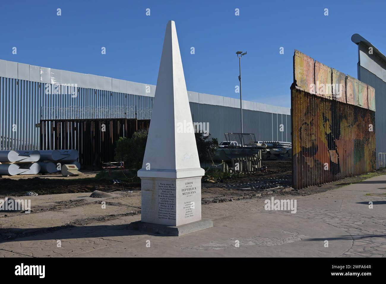 Tijuana, Basse-Californie, Mexique. 29 janvier 2024. La construction se poursuit sur la construction de nouvelles clôtures de remplacement où le marqueur historique divise les territoires du Mexique et des États-Unis et ses frontières le lundi 29 janvier 2024. (Image de crédit : © Carlos A. Moreno/ZUMA Press Wire) USAGE ÉDITORIAL SEULEMENT! Non destiné à UN USAGE commercial ! Banque D'Images