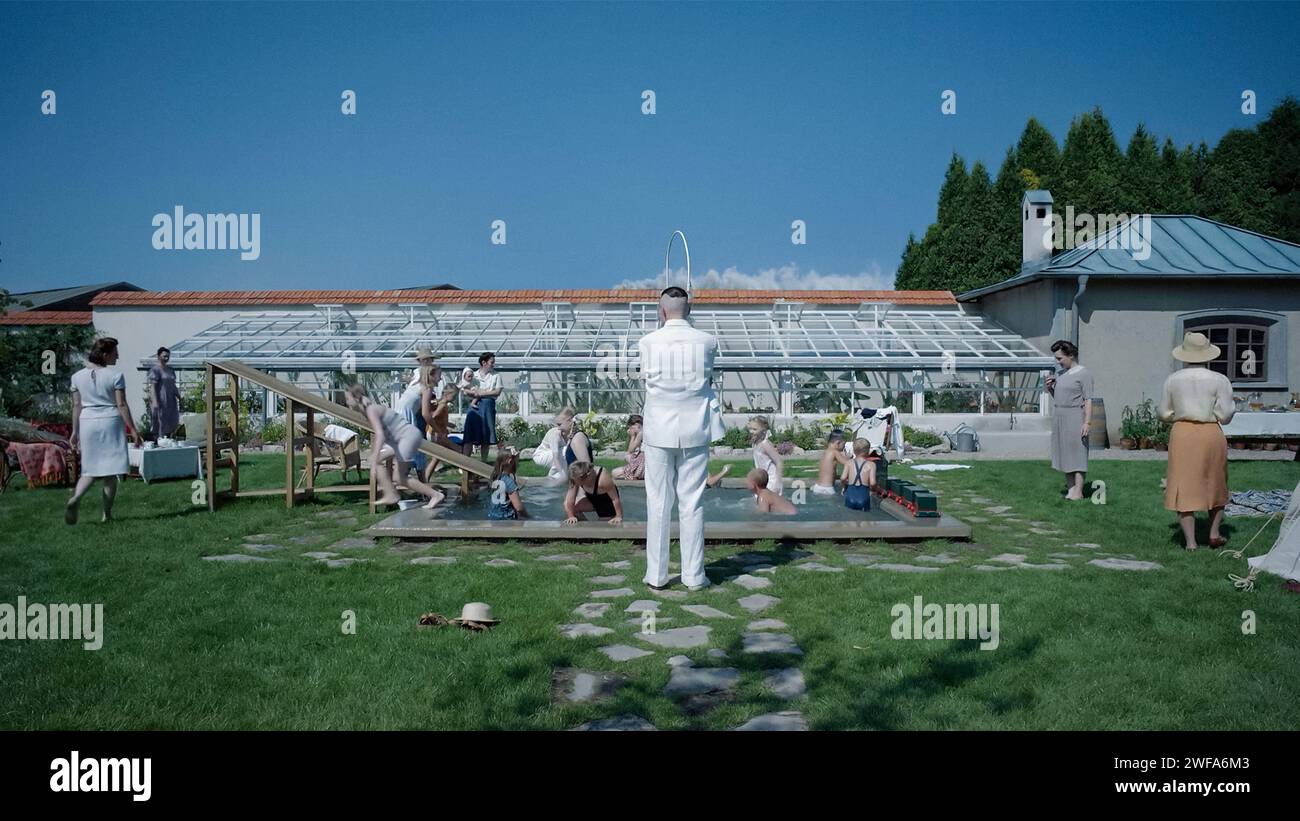 The zone of Interest (2023) réalisé par Jonathan Glazer et mettant en vedette Sandra Hüller Christian Friedel et Freya Kreutzkam. Adaptation du roman de Martin amis sur le commandant d'Auschwitz, Rudolf Höss, et son épouse Hedwig, qui s'efforcent de construire une vie de rêve pour leur famille dans une maison et un jardin à côté du camp. Publicité encore ***USAGE ÉDITORIAL SEULEMENT***. Crédit : BFA / A24 Banque D'Images