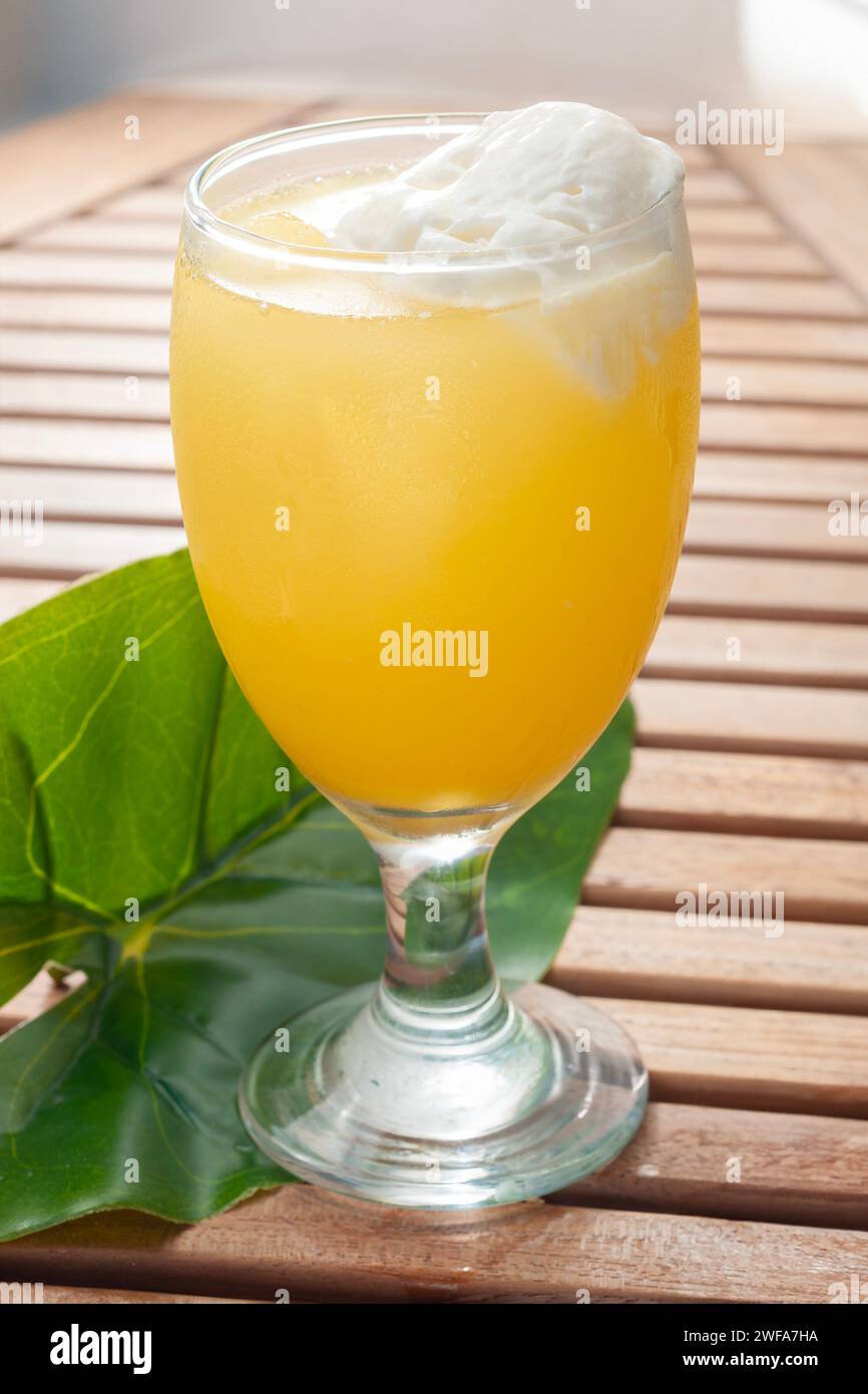 Un verre de Beras Kencur Float ou de gingembre aromatique mélangé avec de la poudre de riz et une garniture de float crémeux. bon pour la santé comme boisson à base de plantes Banque D'Images