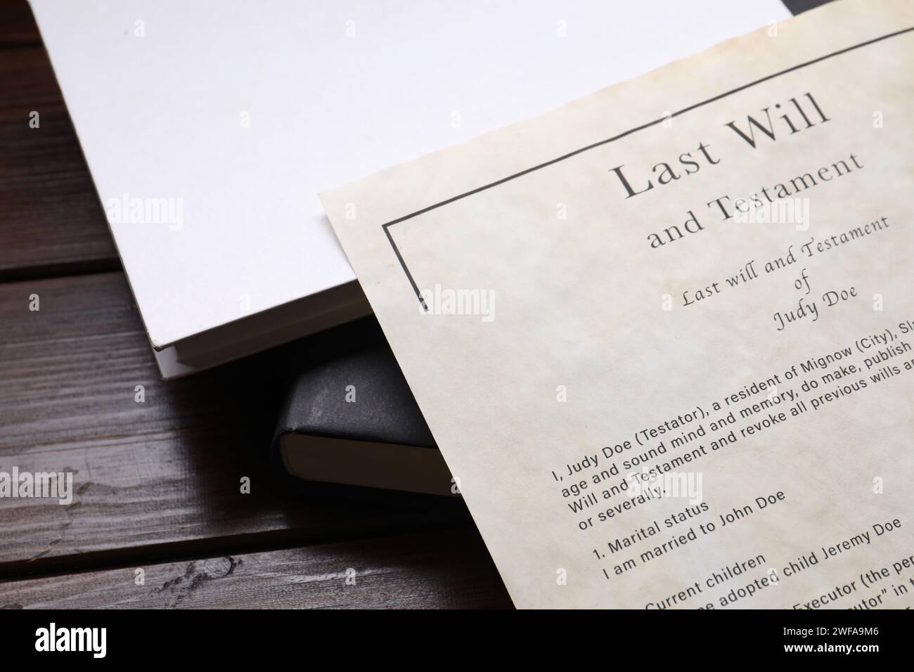 Last Will et Testament avec des livres sur une table en bois, gros plan Banque D'Images