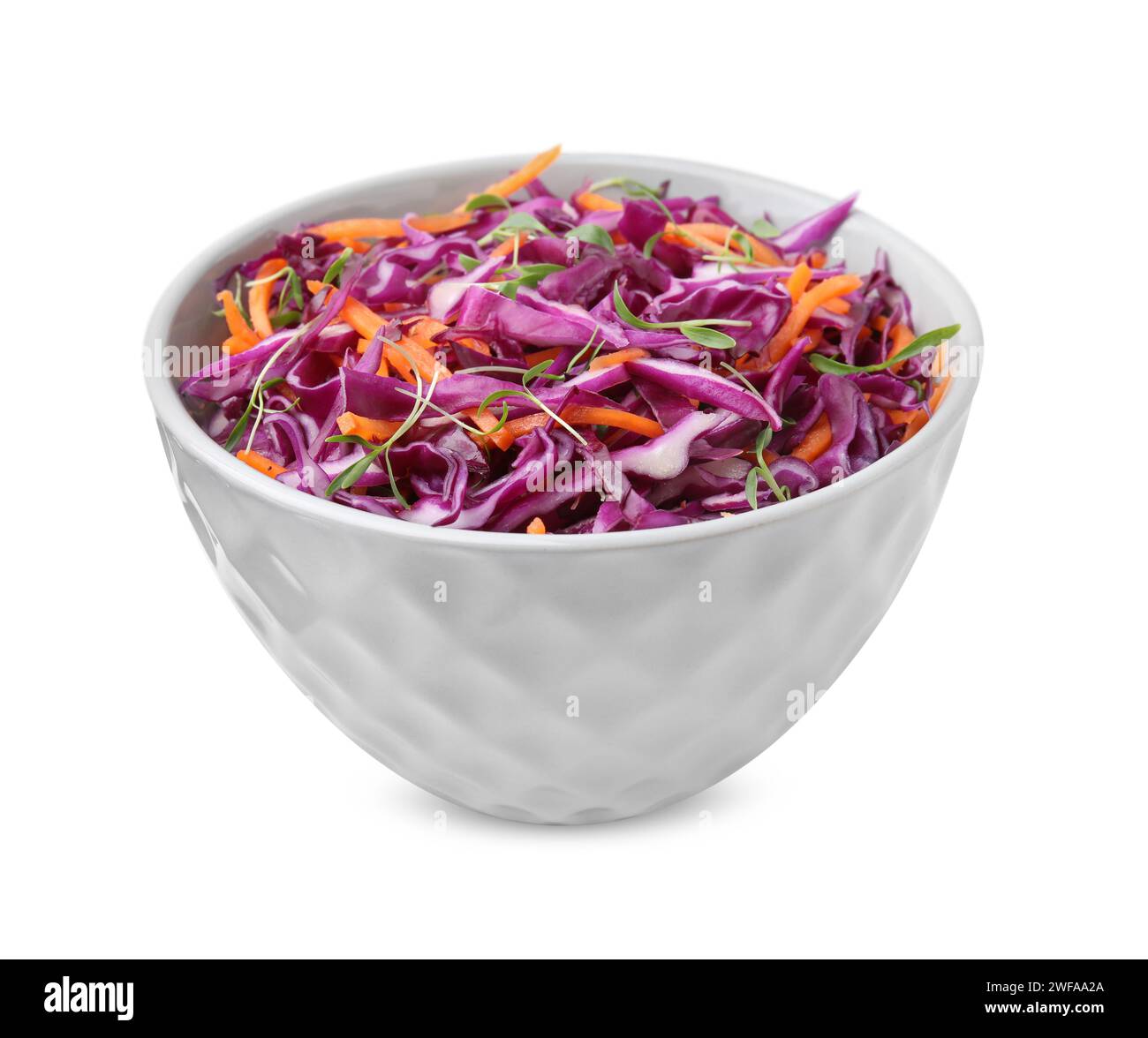 Salade savoureuse au chou rouge dans un bol isolé sur blanc Banque D'Images