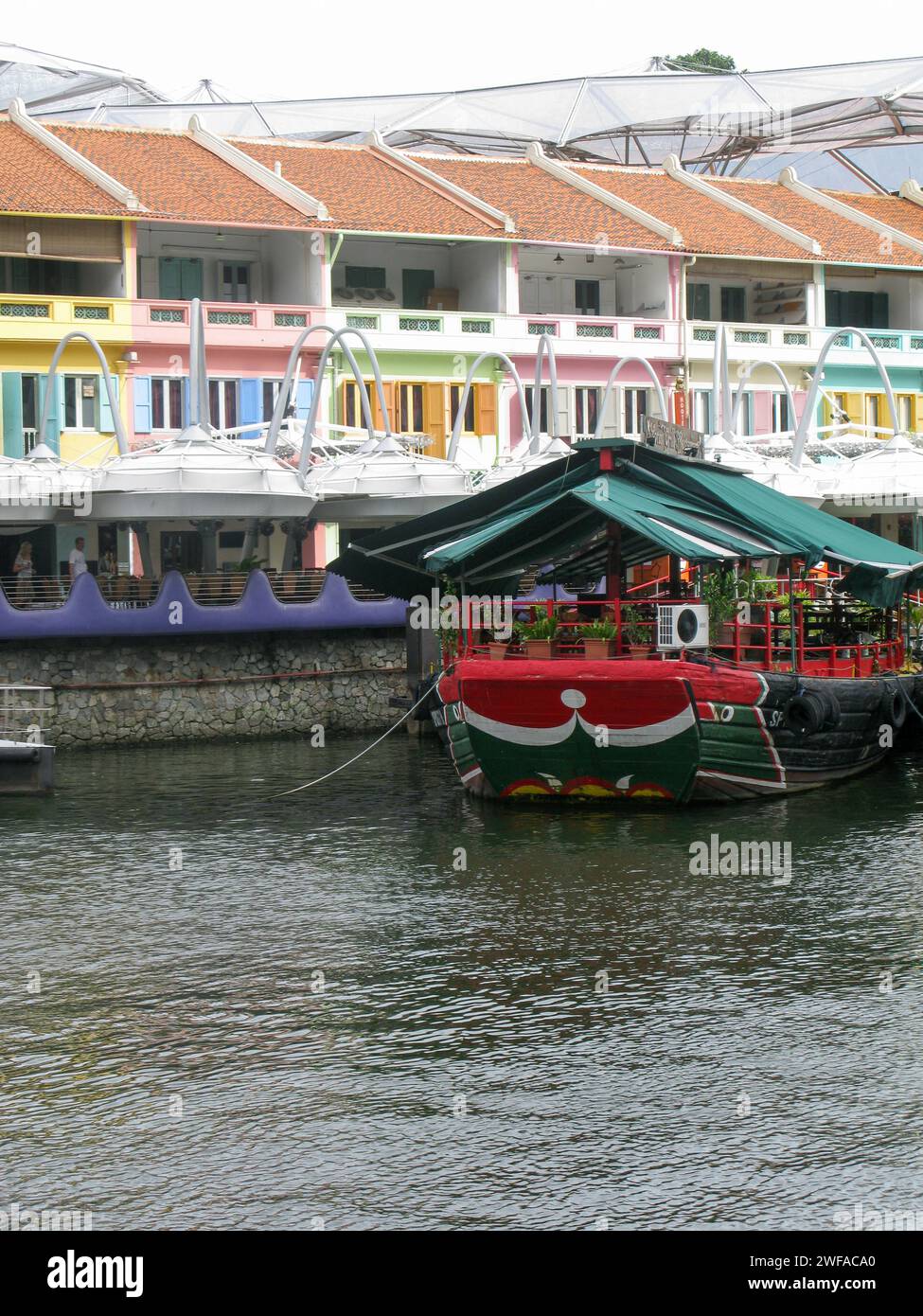 Bateaux à Clarke Quay sur la rivière Singapour à Singapour. Banque D'Images