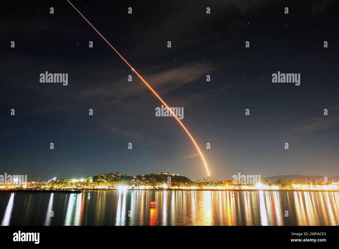 Une fusée SpaceX Falcon 9 est lancée avec 22 satellites Starlink sur orbite terrestre basse depuis le complexe spatial 4 est (SLC-4E) à la base spatiale de Vandenberg, dimanche 29 janvier 2024, à Lompoc, Etalonnage Banque D'Images