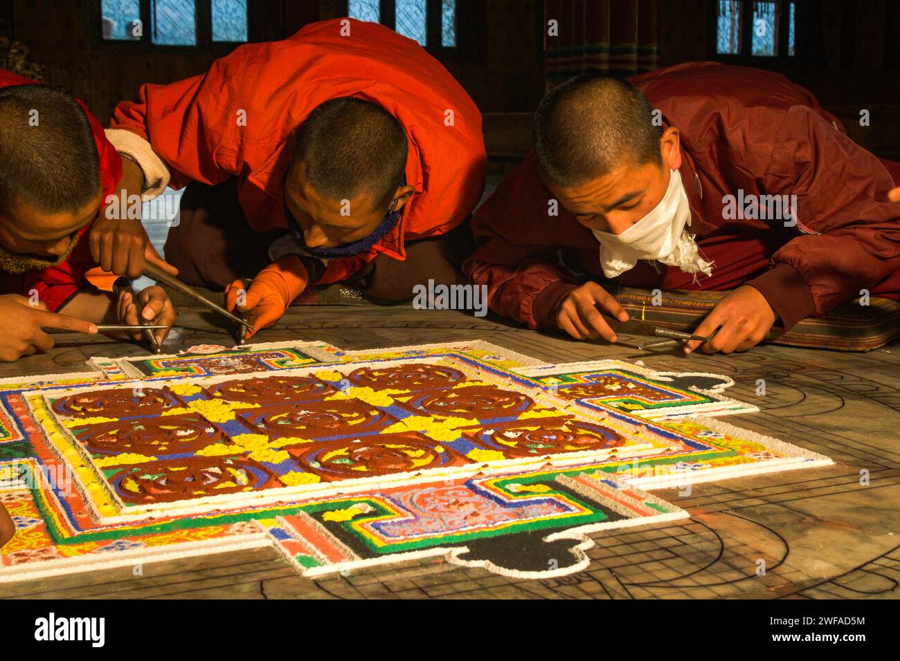 Les moines bhoutanais créent un design mandela à partir de sable coloré, vallée de Bumthang, Bhoutan, Asie Banque D'Images