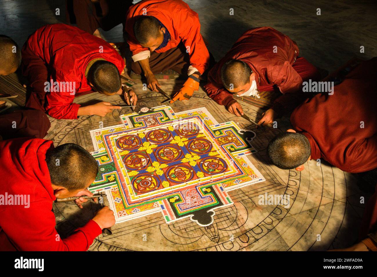 Les moines bhoutanais créent un design mandela à partir de sable coloré, vallée de Bumthang, Bhoutan, Asie Banque D'Images