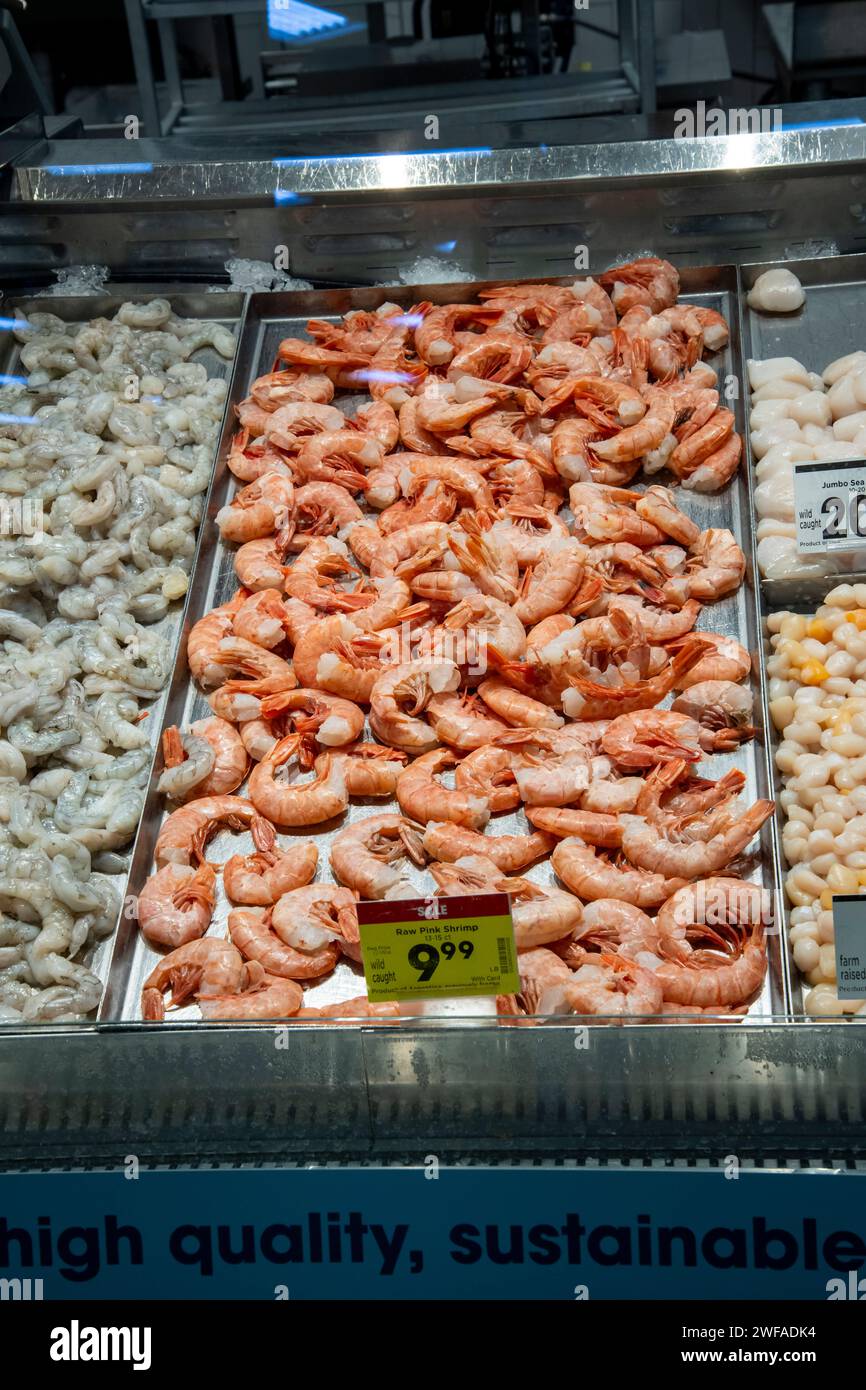 Palmer, Alaska. Crevettes roses crues durables de haute qualité en vente dans une épicerie Fred Meyer, un sous-marin de Kroger. La chaîne de vente au détail vend des produits d'épicerie, ap Banque D'Images