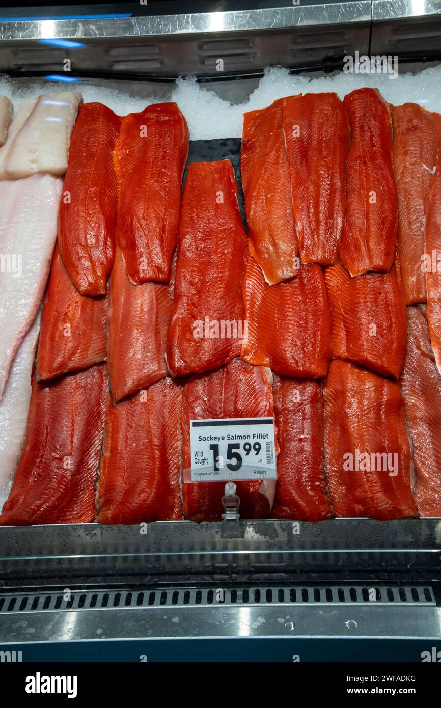 Palmer, Alaska. Filets de saumon sockeye pêchés sauvages en vente dans une épicerie Fred Meyer, un sous-marin de Kroger. La chaîne de vente au détail vend des produits d'épicerie, des vêtements, Banque D'Images