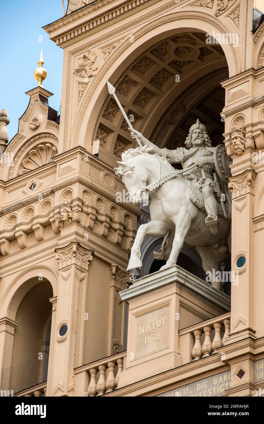 Château de Schwerin, façade avant avec statue équestre du prince Niklot en armure de guerre avec lance et bouclier sur un cheval puissant, artiste : Christian Banque D'Images