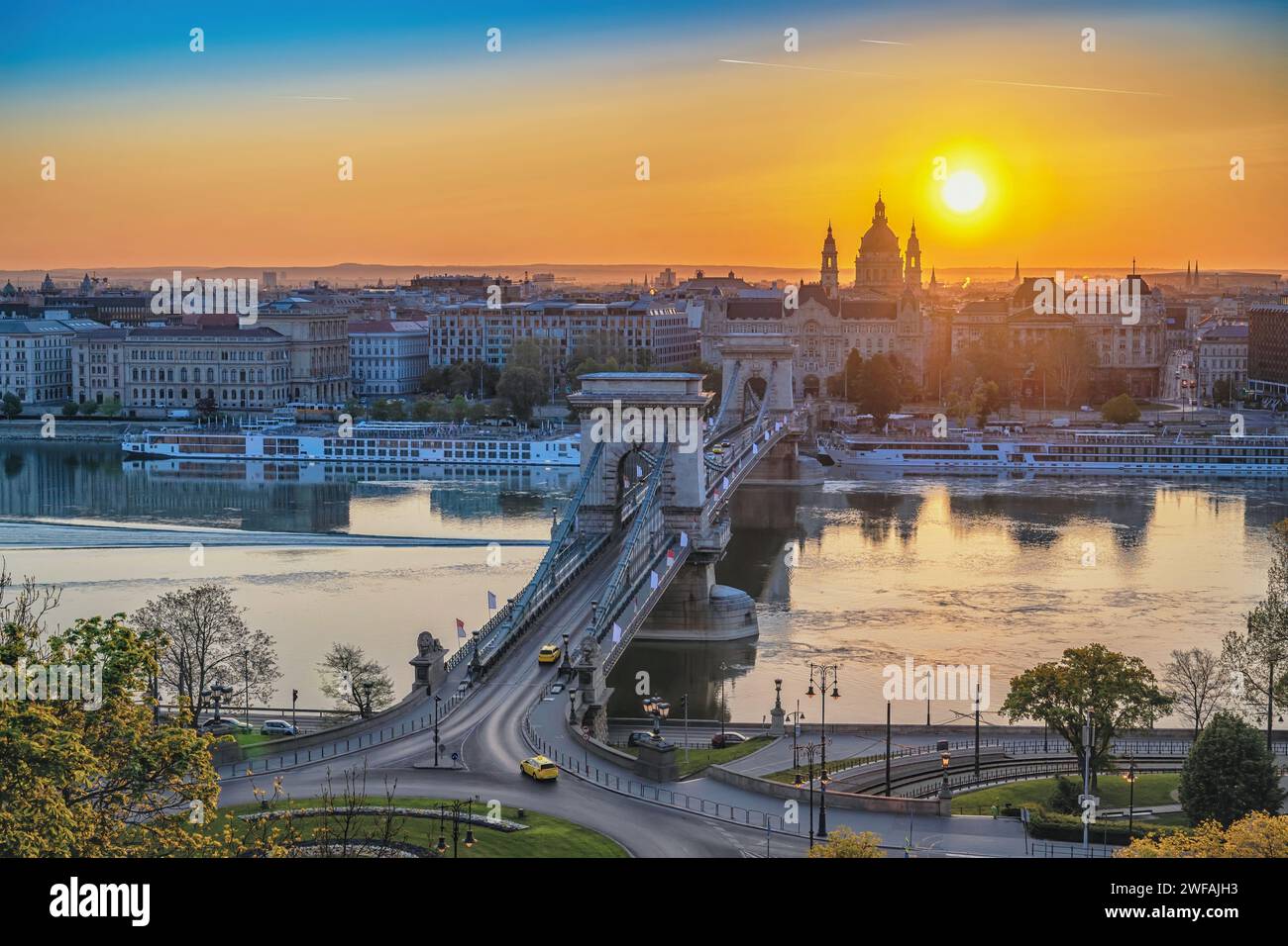 Budapest Hongrie, vue sur la ville se lève au bord du Danube avec le pont des chaînes et la basilique Saint-Étienne Banque D'Images