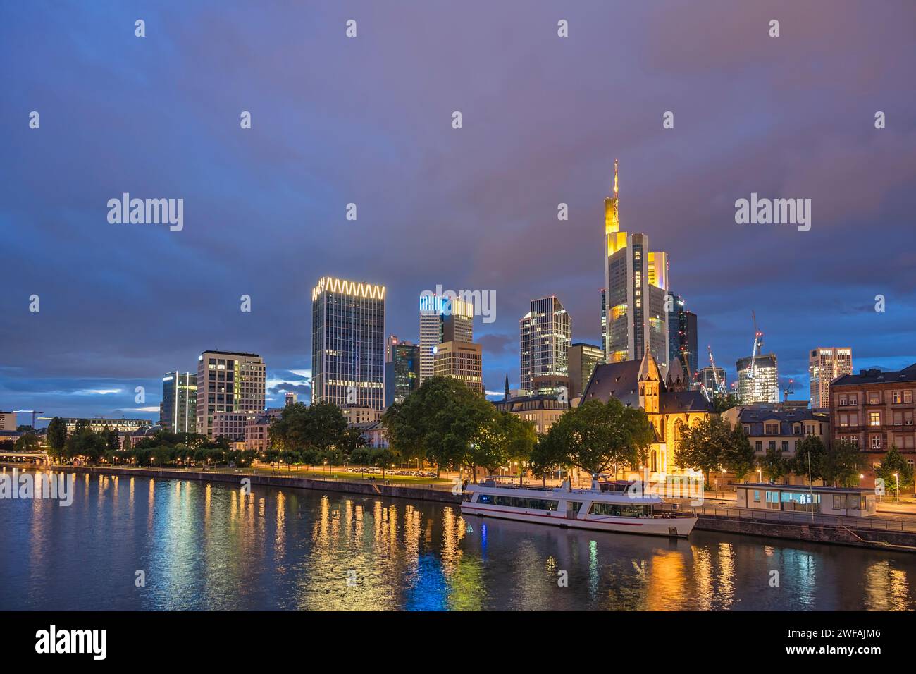 Allemagne de Francfort, gratte-ciel nocturne de la ville à main River et gratte-ciel d'affaires Banque D'Images