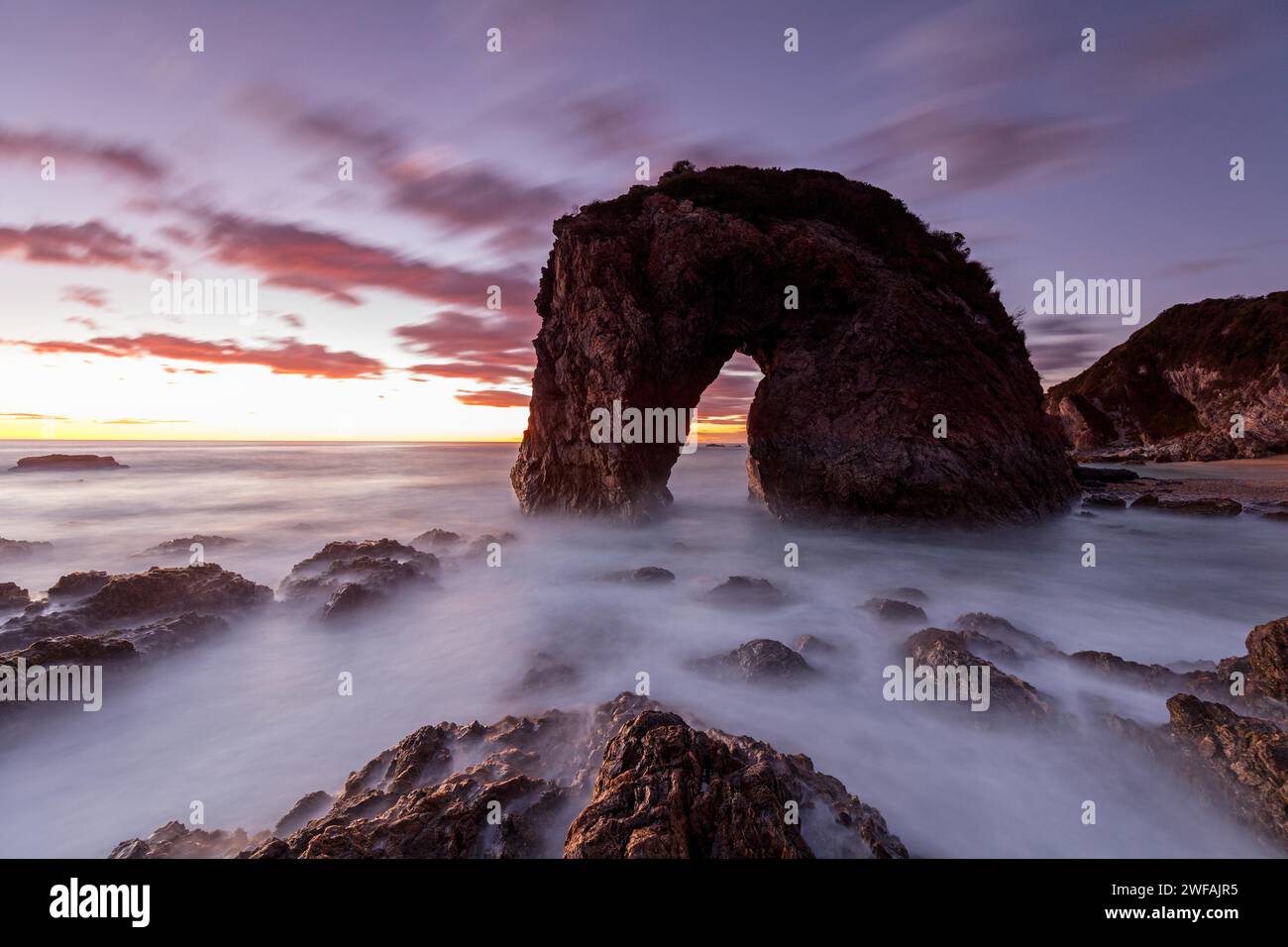 Lever de soleil à Horse Head Rock près de Bermagui sur la Sapphire Coast en Australie orientale Banque D'Images