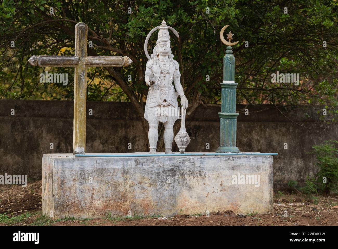 Symboles pour trois religions, croix chrétienne, dieu singe hindou Hanuman, croissant islamique, Andhra Pradesh, Inde Banque D'Images