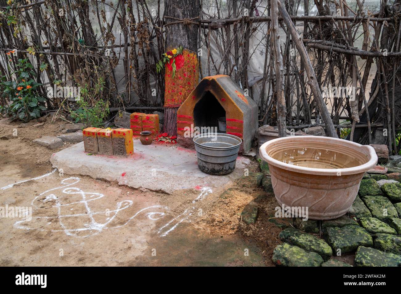 Autel de maison avec des motifs rangoli et tilaka, Tindivanam-Boodheri, Tamil Nadu, Inde Banque D'Images