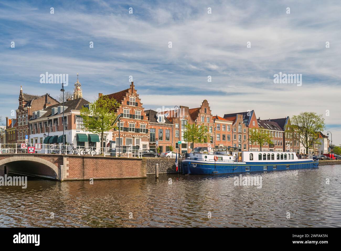 Haarlem pays-Bas, time-lapse d'horizon de la ville au bord de l'eau du canal Banque D'Images