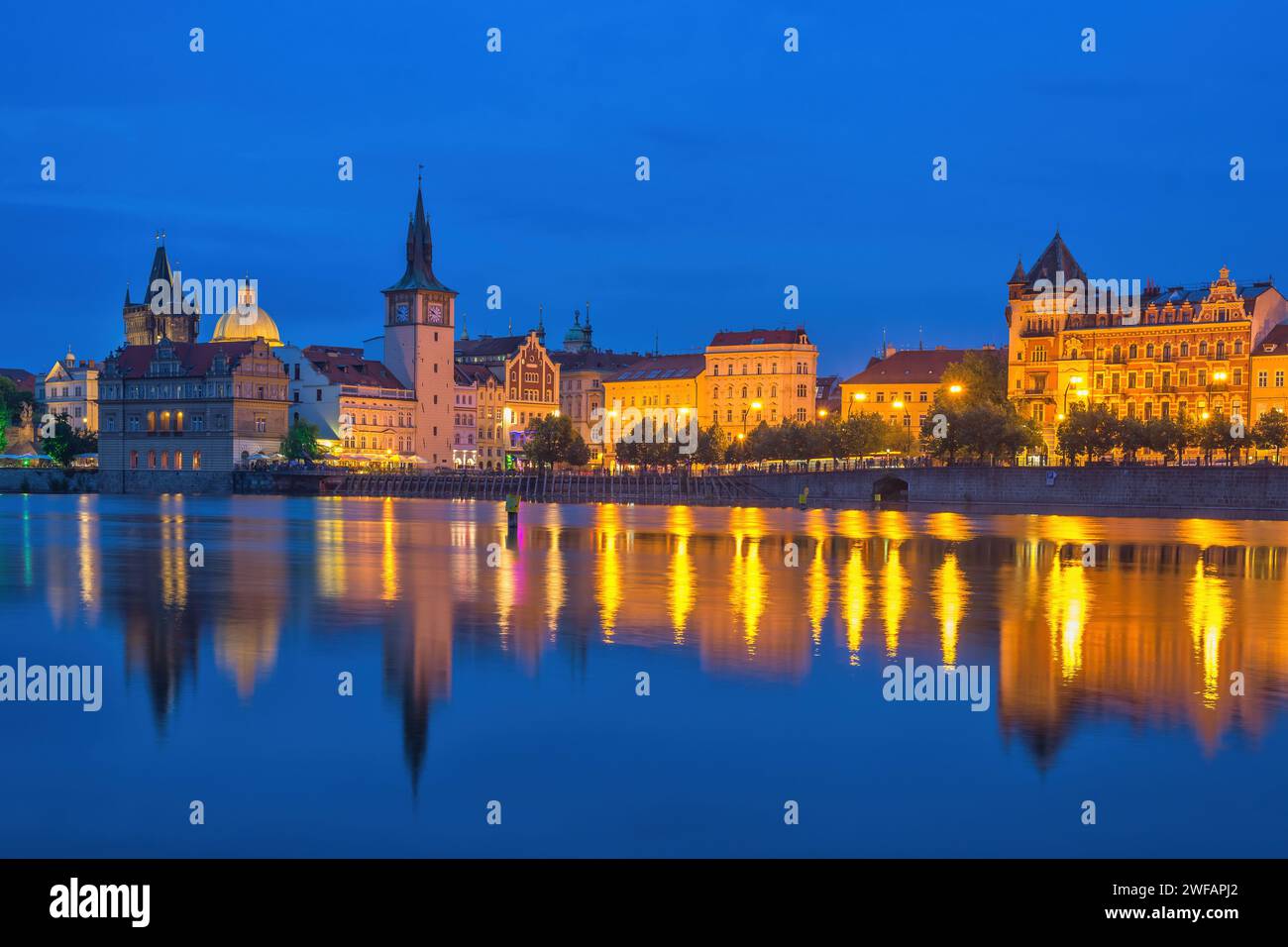 Prague République tchèque, horizon nocturne de la ville au pont Charles et à la rivière Vltava, Tchéquie Banque D'Images