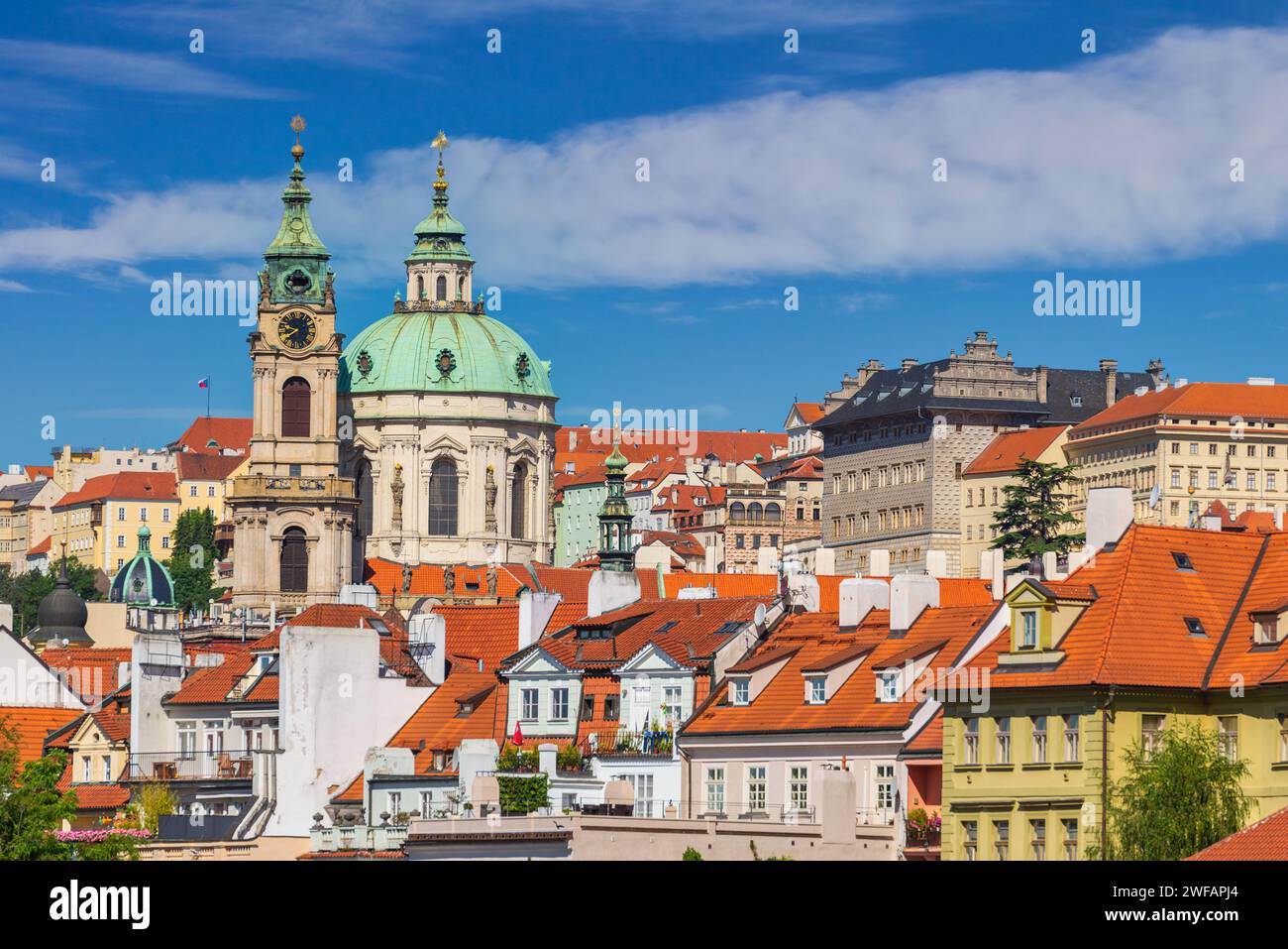 Prague République tchèque, vue à angle élevé de la ville Skyline à la vieille ville de Prague et St. Nicholas Church, Tchéquie Banque D'Images