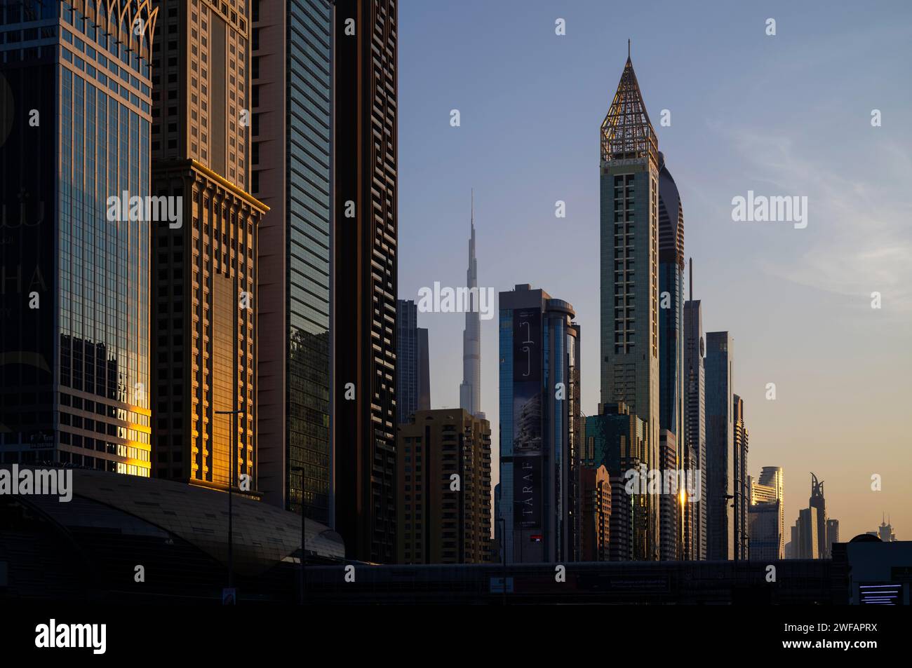 Burj Khalifa, Hôtel Gevora, gratte-ciel, Centre-ville, quartier financier, lumière du soir, heure dorée, Dubaï, Émirats arabes Unis, VAR Banque D'Images