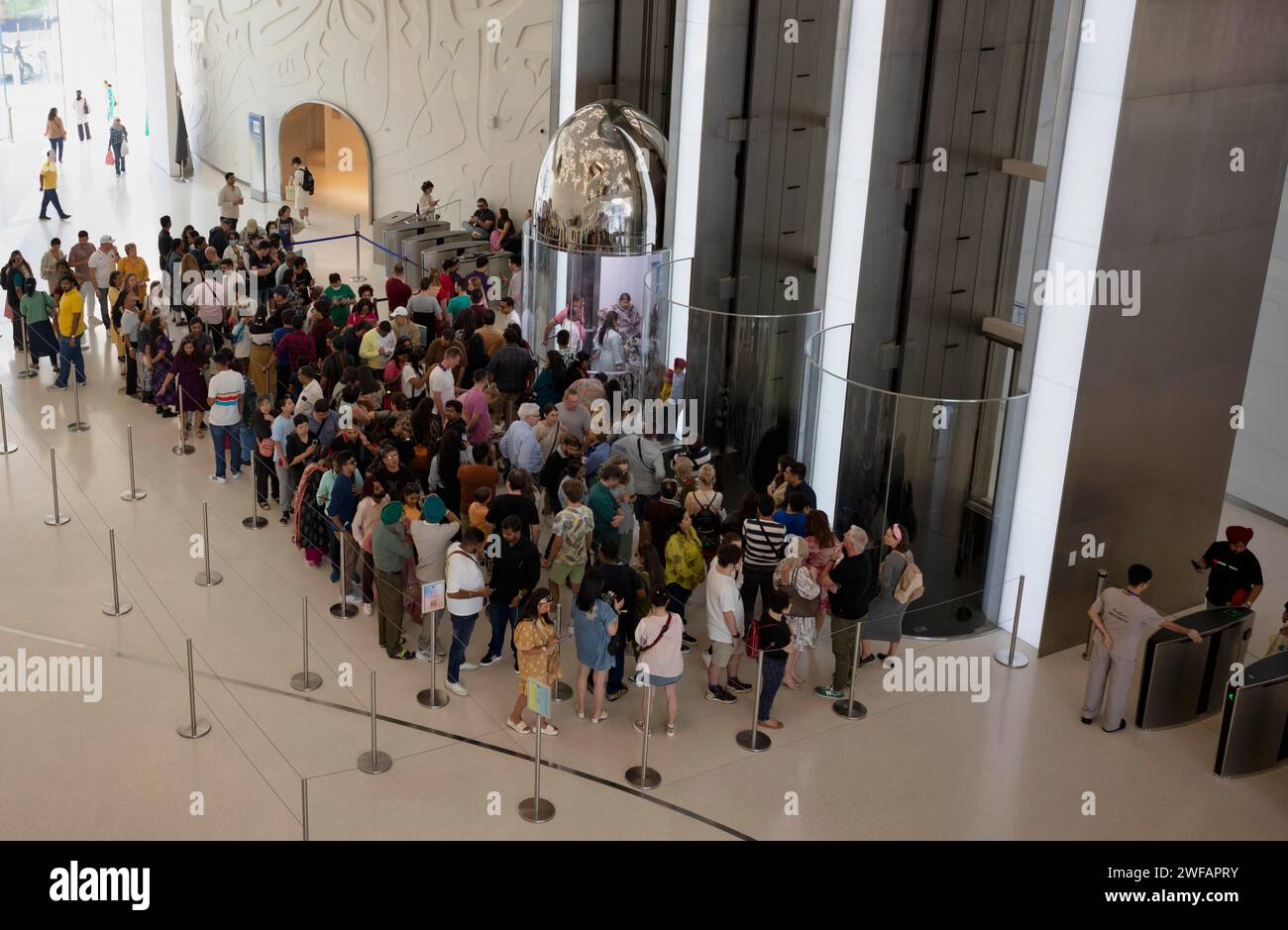 Vue intérieure, visiteurs attendant l'entrée devant les ascenseurs, Musée du futur, Dubaï, Émirats arabes Unis, VAR Banque D'Images
